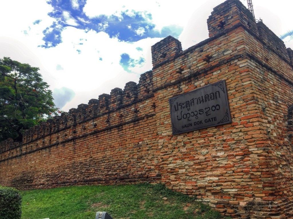 A brick wall with a sign reading "SAUN DOK GATE".