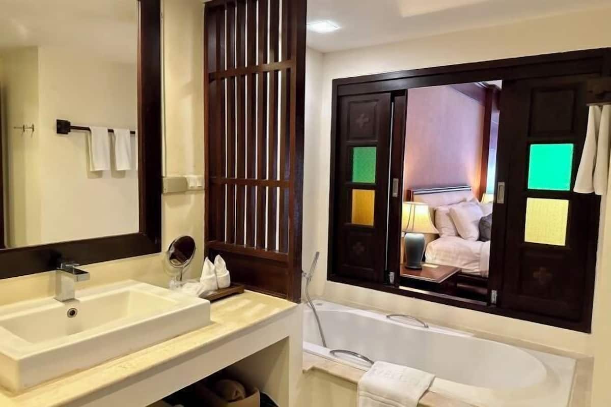 Baño | Tina y regadera independientes, secadora de cabello, batas, pantuflas