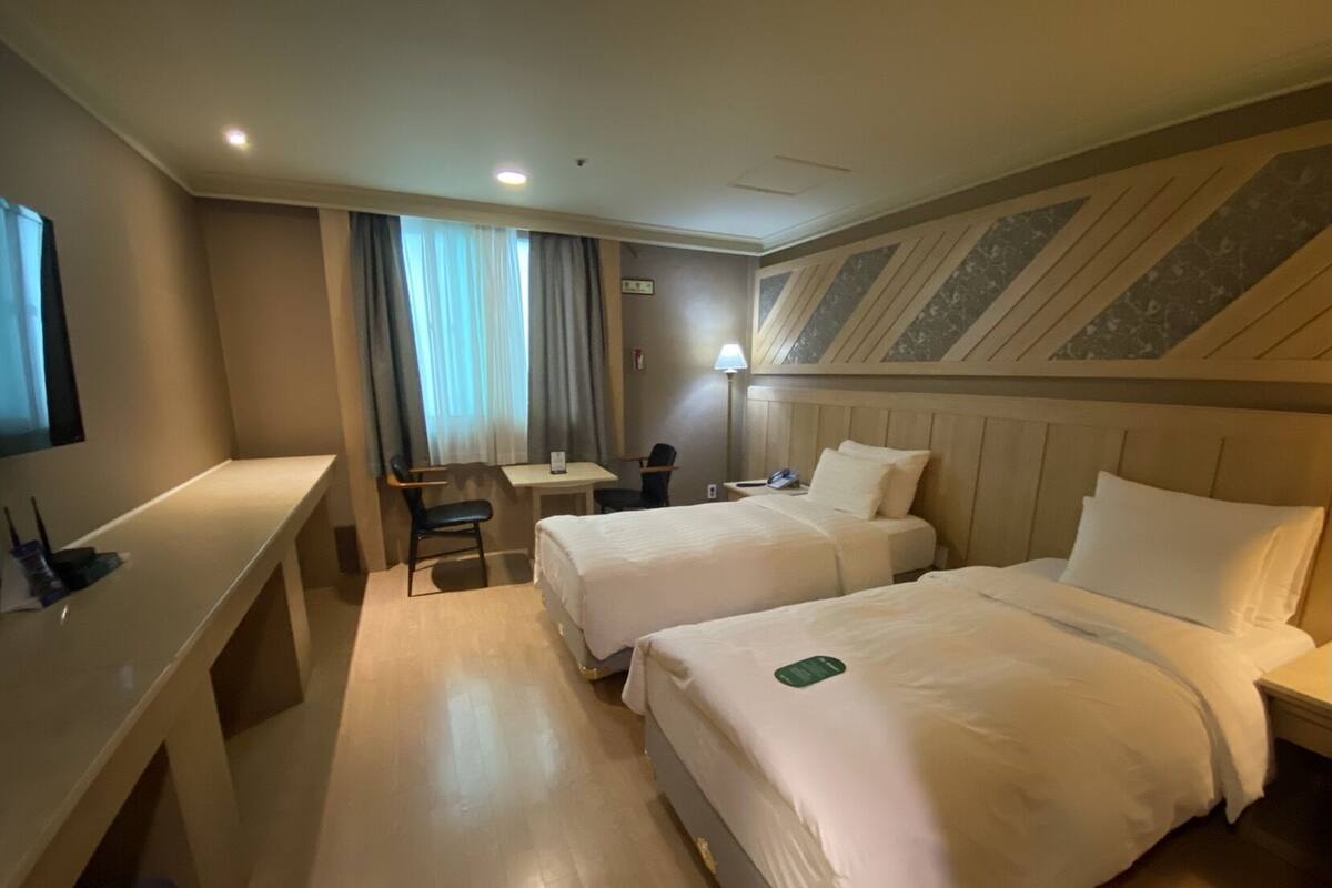 Superior-Zweibettzimmer (Free Sauna & Fitness Available) | Hochwertige Bettwaren, Schreibtisch, Verdunkelungsvorhänge