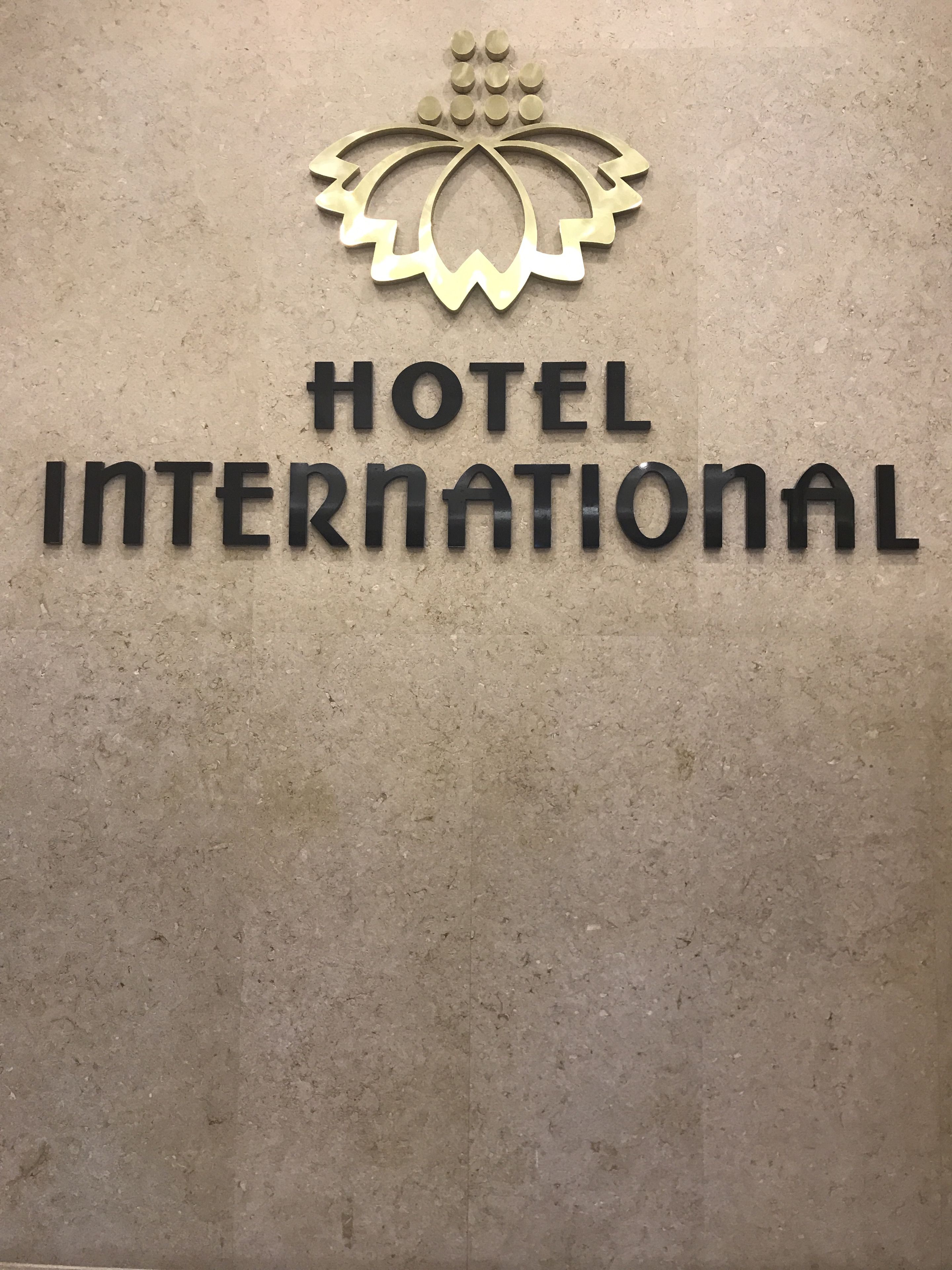 Un letrero con el texto 'HOTEL INTERNATIONAL' y un emblema decorativo en la parte superior.