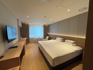 Superior Deluxe Double | Ylelliset vuodevaatteet, työpöytä, pimennysverhot, silitysrauta/-lauta