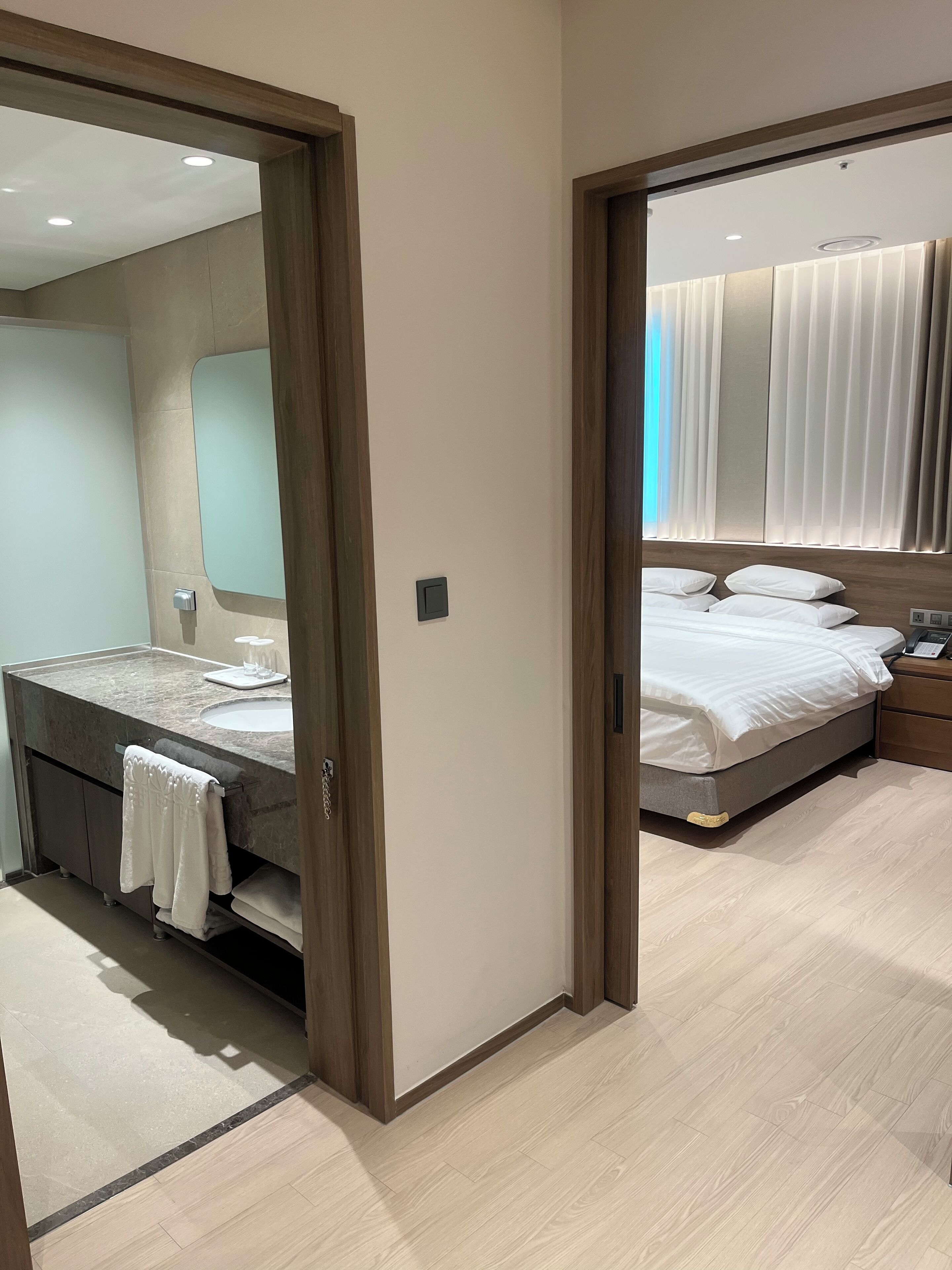 Suite de lujo | Ropa de cama de alta calidad, escritorio, cortinas opacas