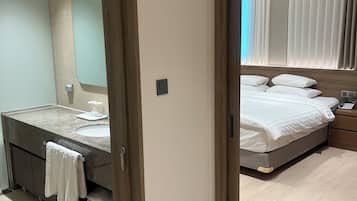 Suite de lujo | Ropa de cama de alta calidad, escritorio, cortinas opacas