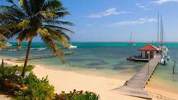 Plage, sable blanc, chaises longues, serviettes de plage