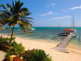 Aan het strand, wit zand, ligstoelen aan het strand, strandlakens