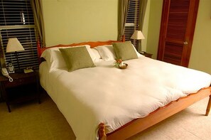 Suite, 1 habitación, frente al mar | Caja fuerte, cortinas opacas, tabla de planchar con plancha