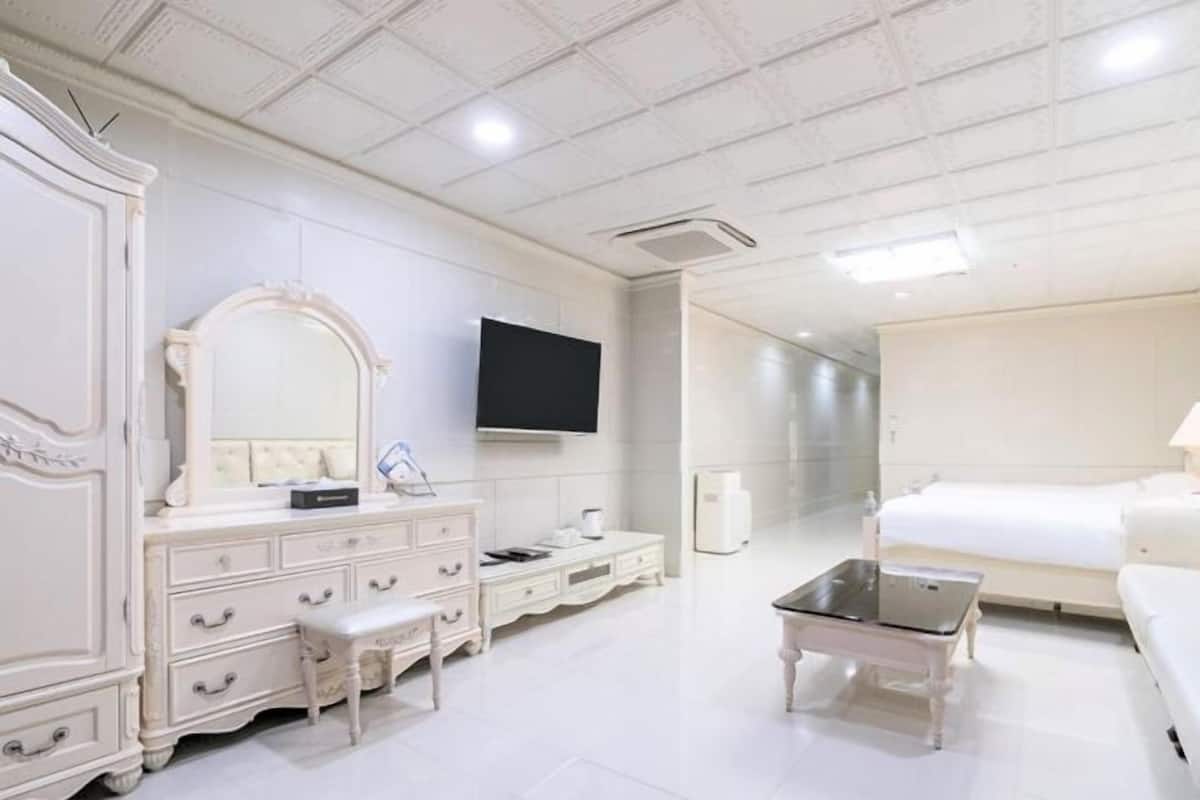 Individually decorated, individually furnished, free WiFi, bed sheets