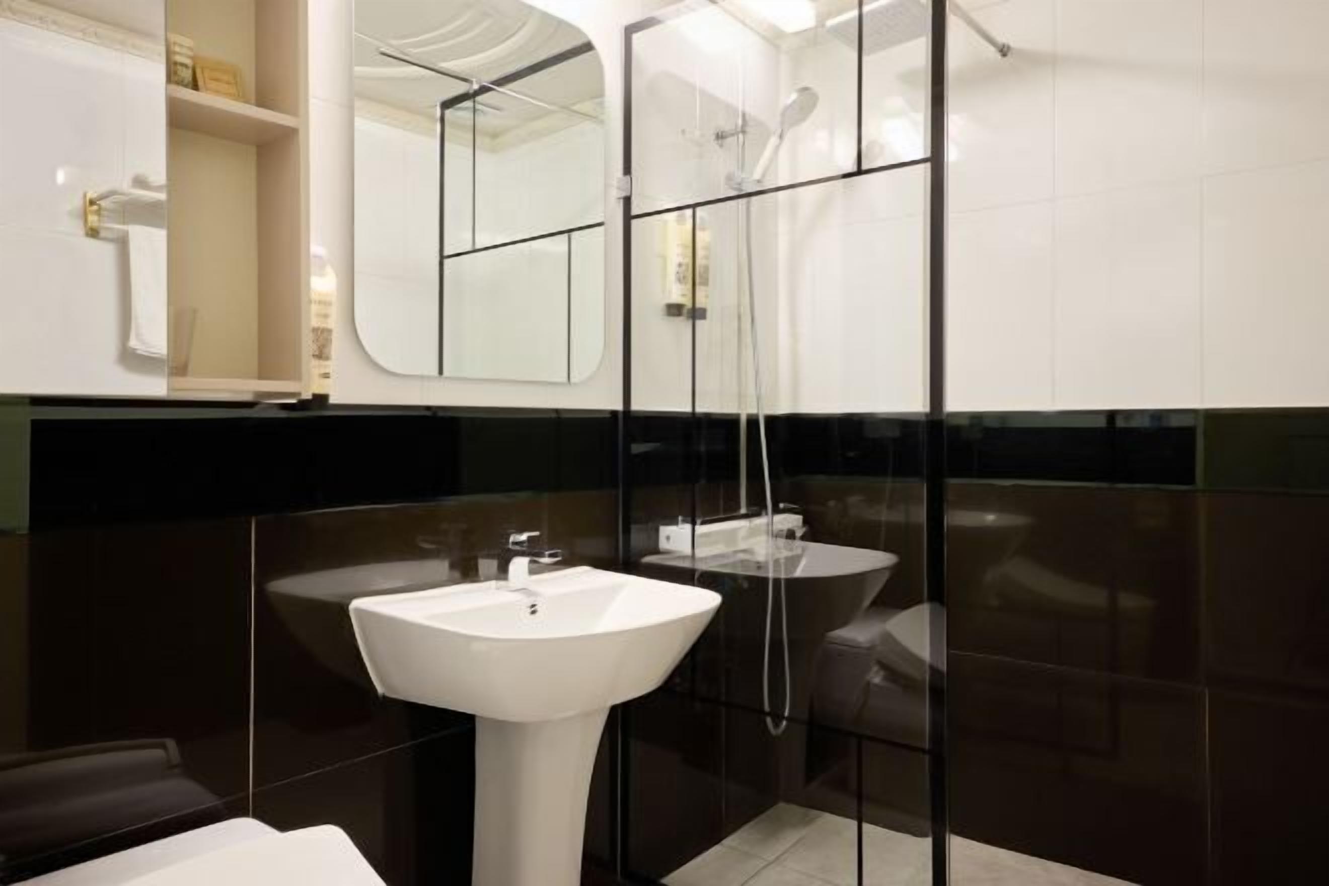 Kostenlose Toilettenartikel, Haartrockner, Hausschuhe, Bidet