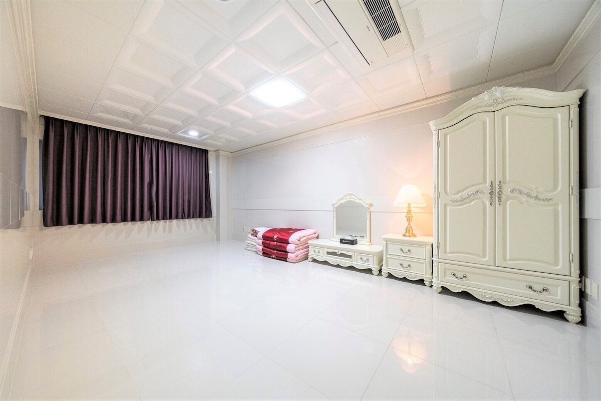 Decoración personalizada, muebles diferentes y wifi gratis