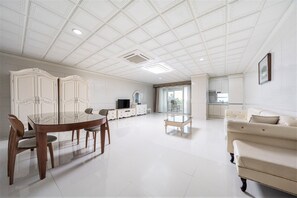 ห้องเอ็กเซกคิวทีฟสวีท, 2 ห้องนอน, เห็นวิวมหาสมุทรบางส่วน | ห้องพักตกแต่งอย่างมีเอกลักษณ์, ตกแต่งพิเศษโดยเฉพาะ, Wi-Fi ฟรี