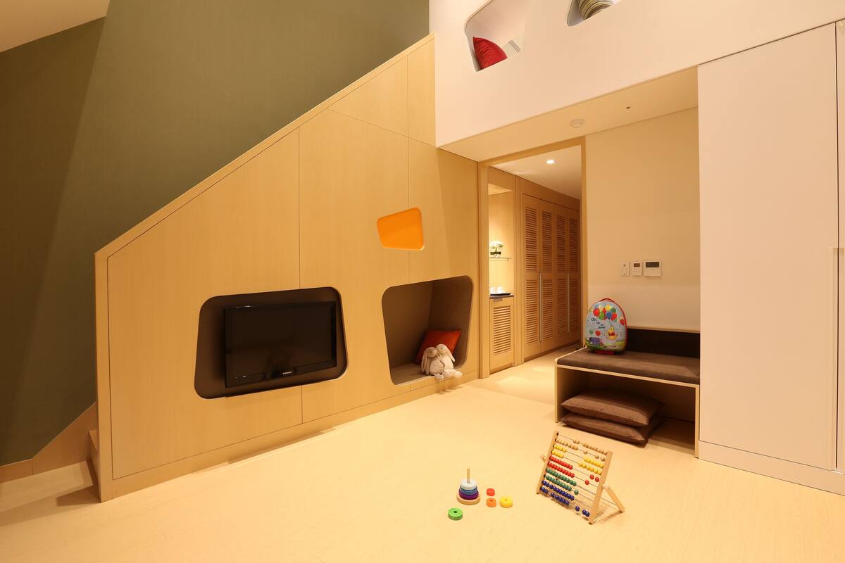 Duplex | Bar mini, meja, cadar katil