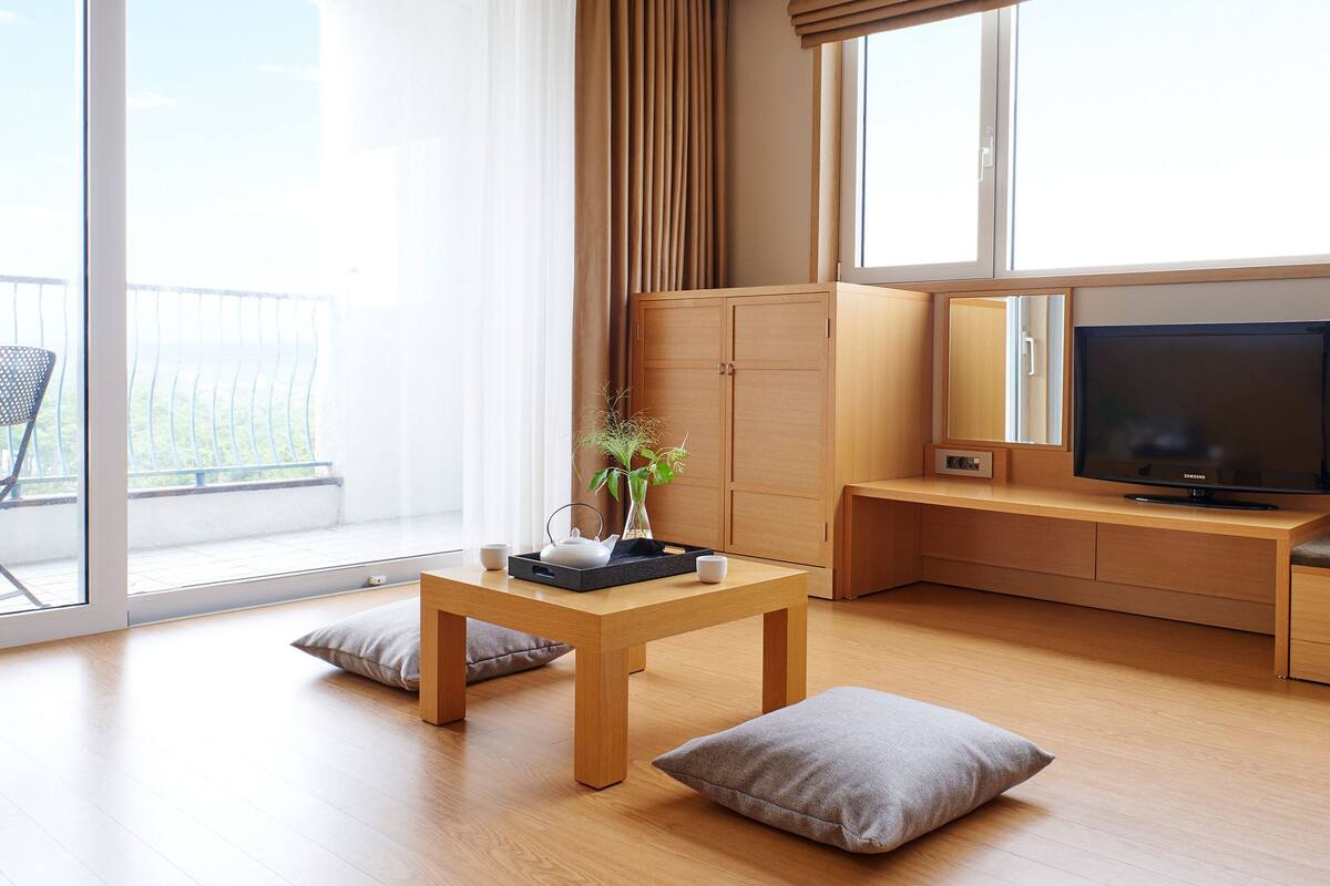 Superior Room (Ondol) | Bar mini, meja, cadar katil