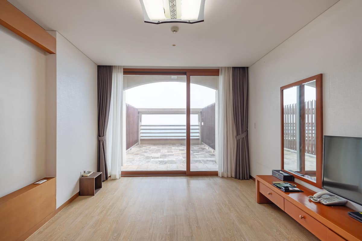 Deluxe Room (Ondol -extra futons for 24200 KRW) | In-room safe, soundproofing, free WiFi
