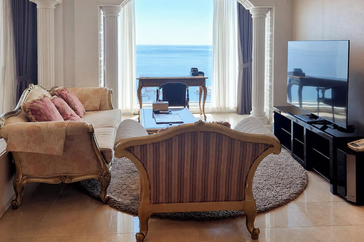 Royal Suite | Living area | Flat-screen TV