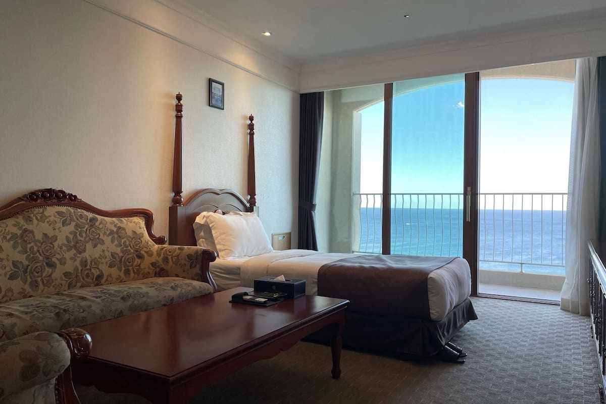 superior suite (extra futons for 24200 krw) | in-room safe, soundproofing, free wifi