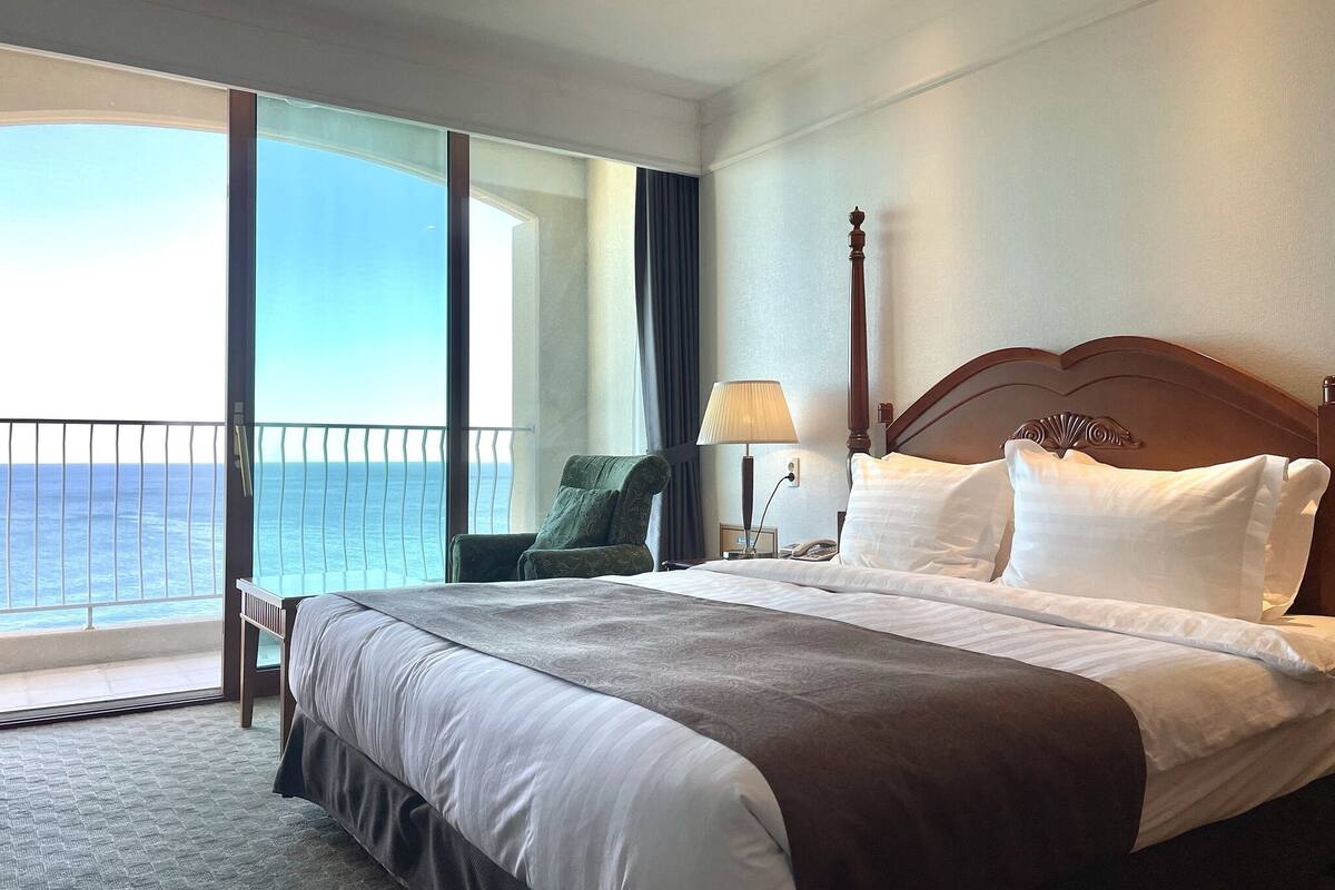 deluxe room, ocean view (1double+1single) | in-room safe, soundproofing, free wifi