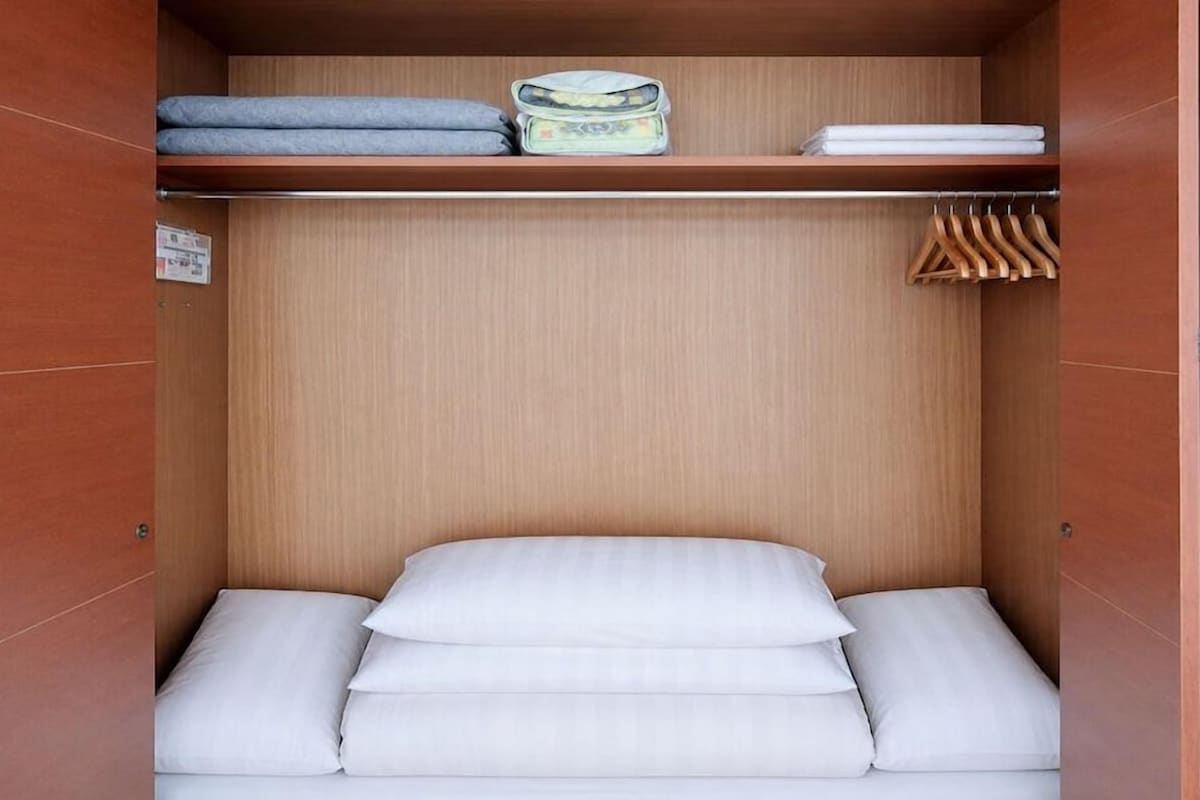 Literie hypoallergénique, coffres-forts dans les chambres