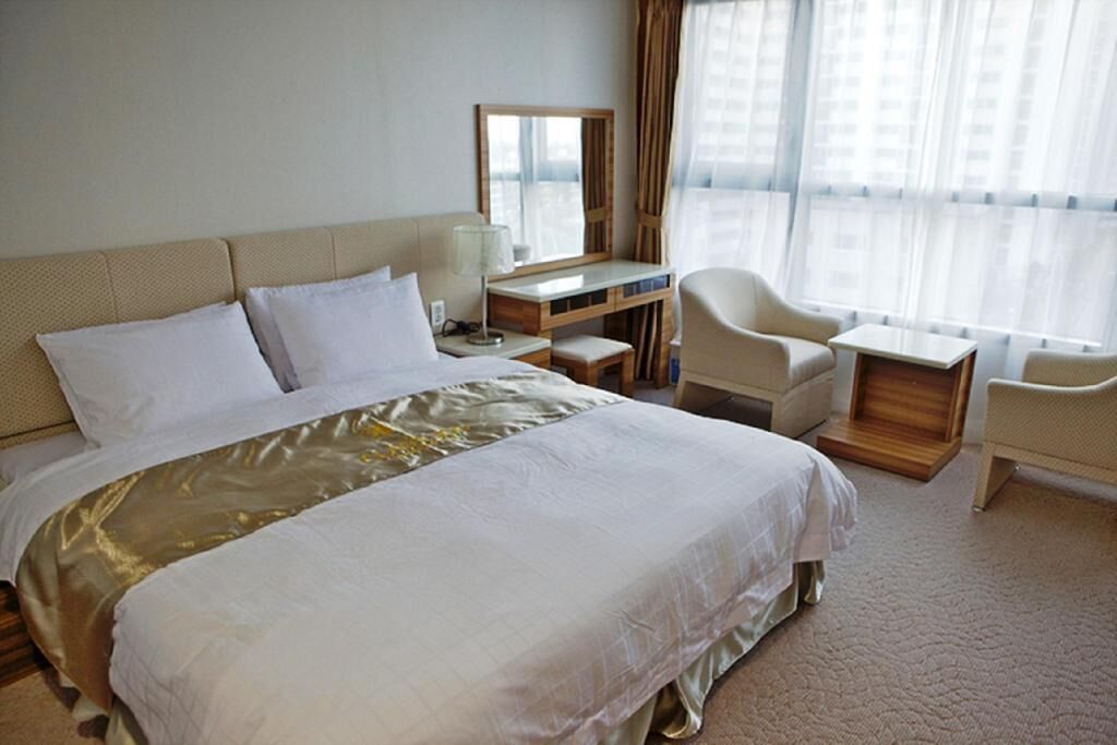 Down duvets, desk, laptop workspace, free WiFi