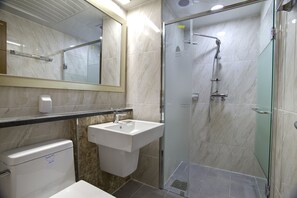 Douche, articles de toilette gratuits, sèche-cheveux