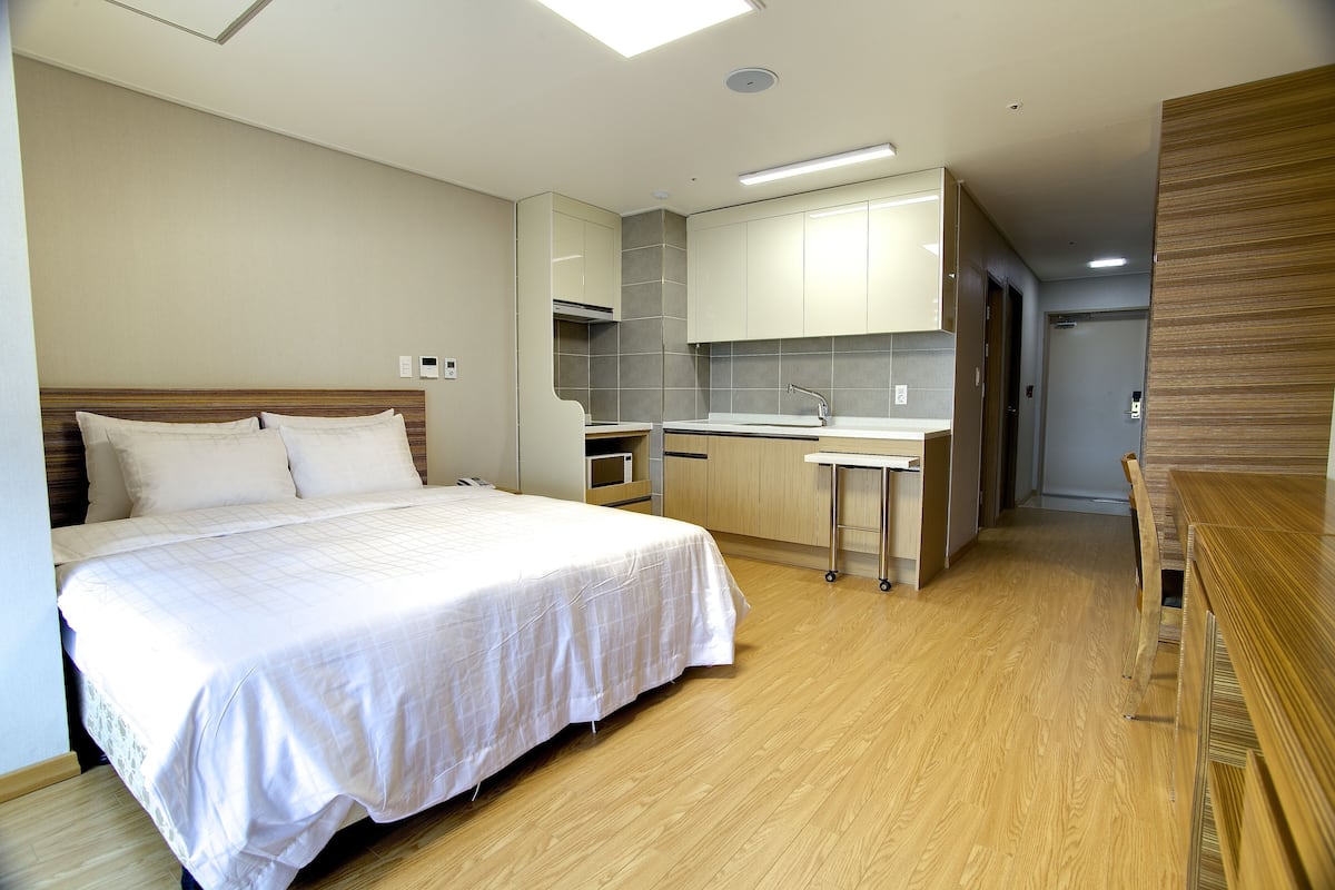 1 bedroom, down comforters, desk, laptop workspace