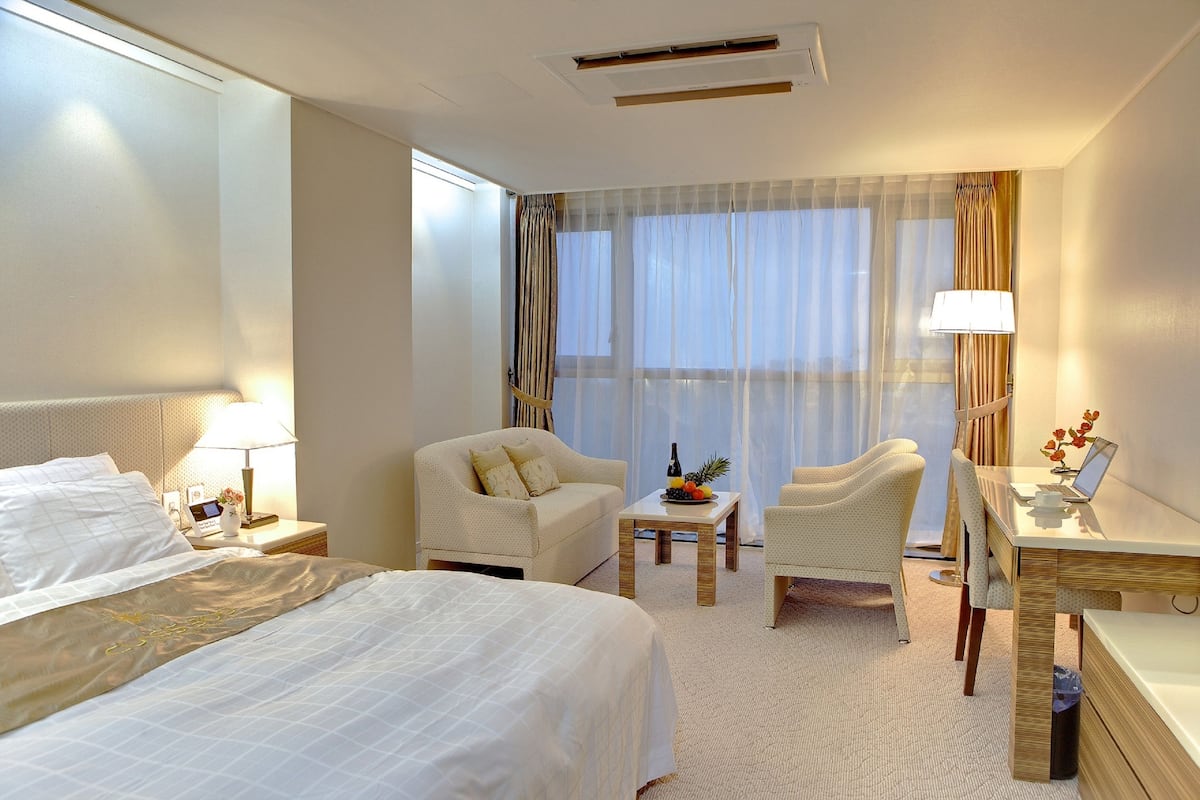 Deluxe Double Room, Partial Ocean View | 1 bedroom, down comforters, desk, laptop workspace