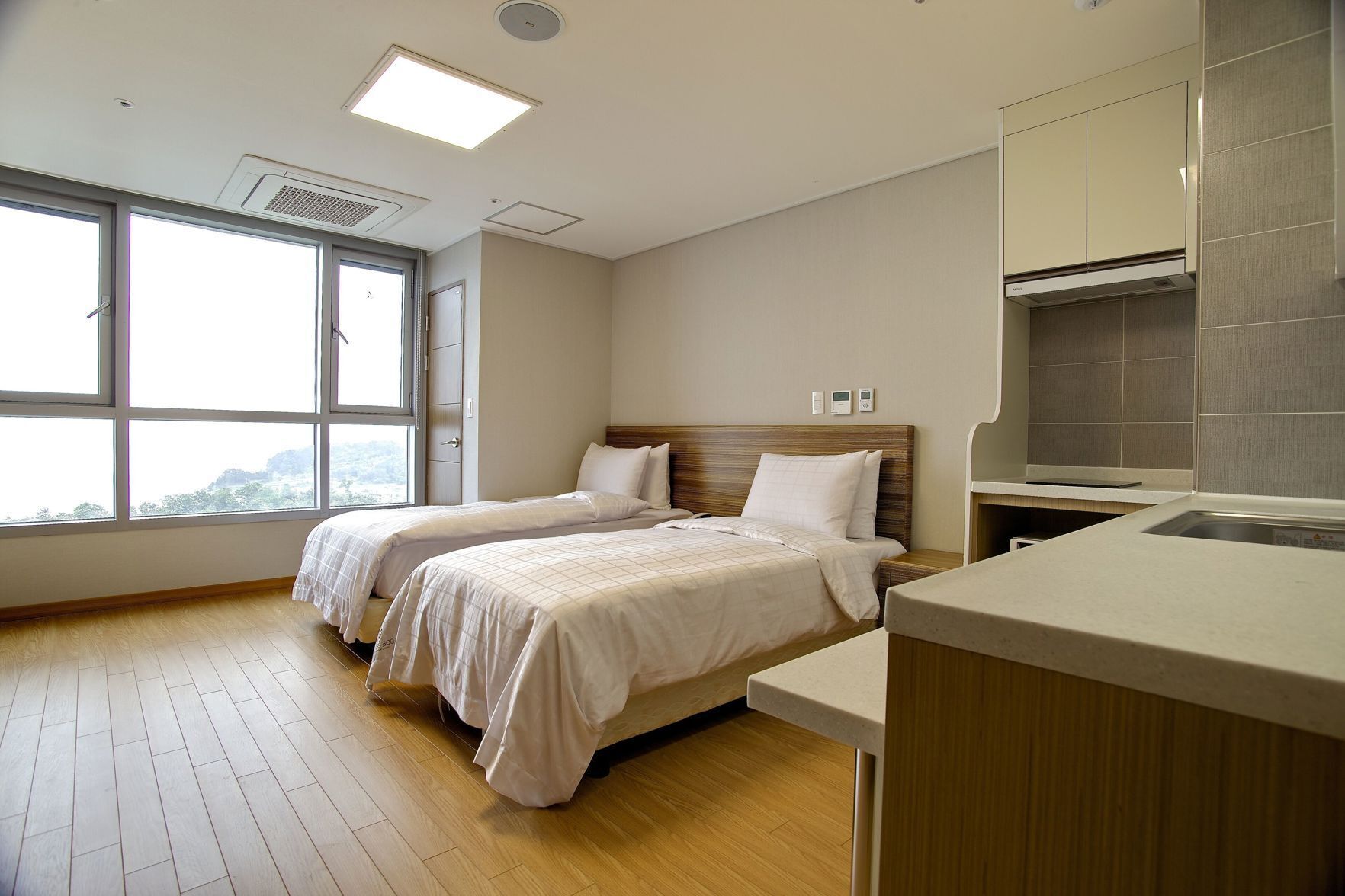 Down duvets, desk, laptop workspace, free WiFi