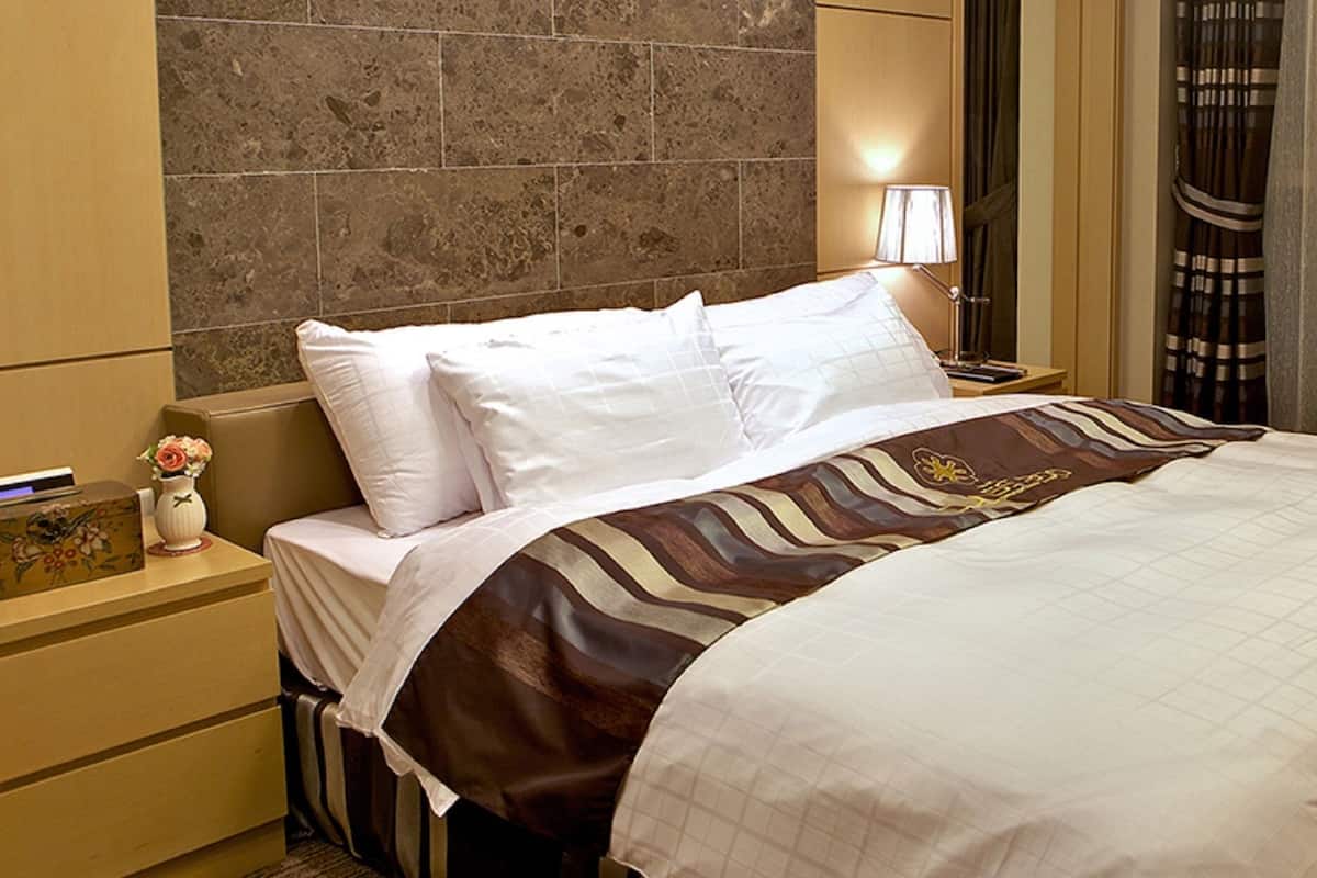 Junior Suite, Partial Ocean View | 1 bedroom, down comforters, desk, laptop workspace