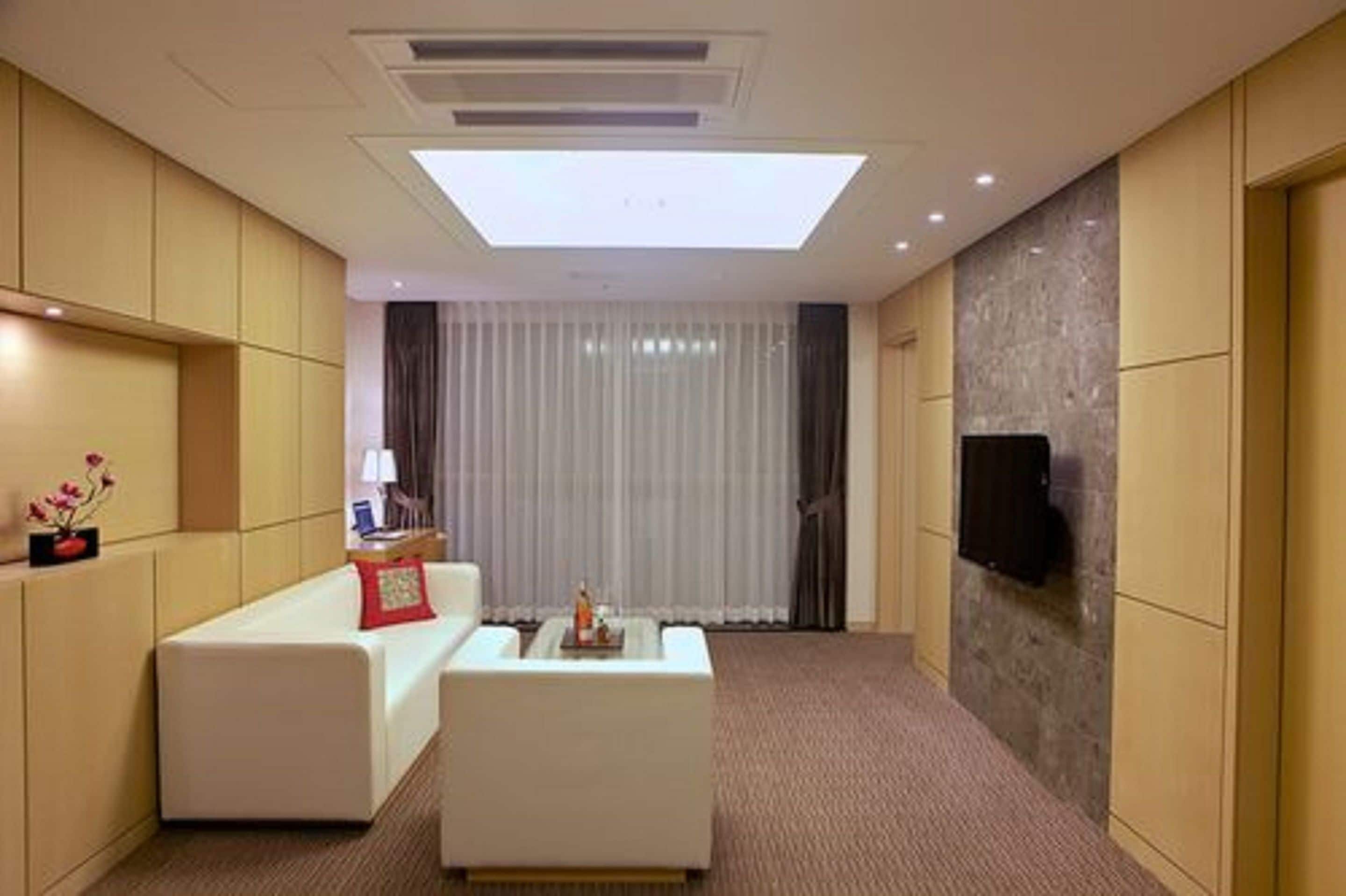 普通套房, 部分海景 | 客廳 | 平面電視