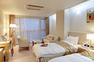 Habitación Deluxe con 2 camas individuales, vistas parciales al mar | 1 dormitorio, edredones de plumas, escritorio