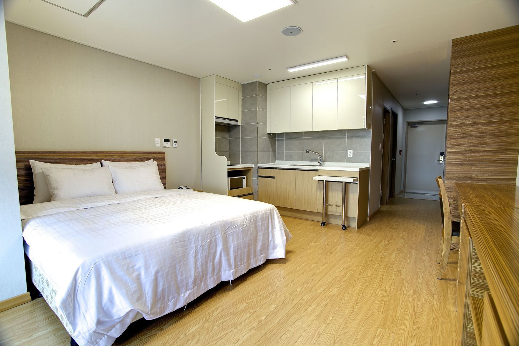 Down duvets, desk, laptop workspace, free WiFi
