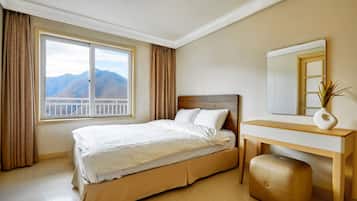 Premium bedding, blackout drapes, free WiFi, bed sheets