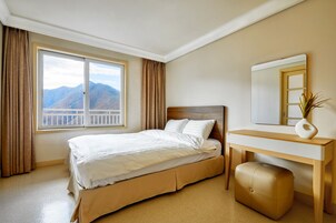 Ropa de cama de alta calidad, cortinas opacas, wifi gratis