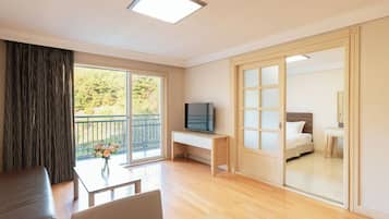 2 bedrooms, premium bedding, blackout curtains, free WiFi