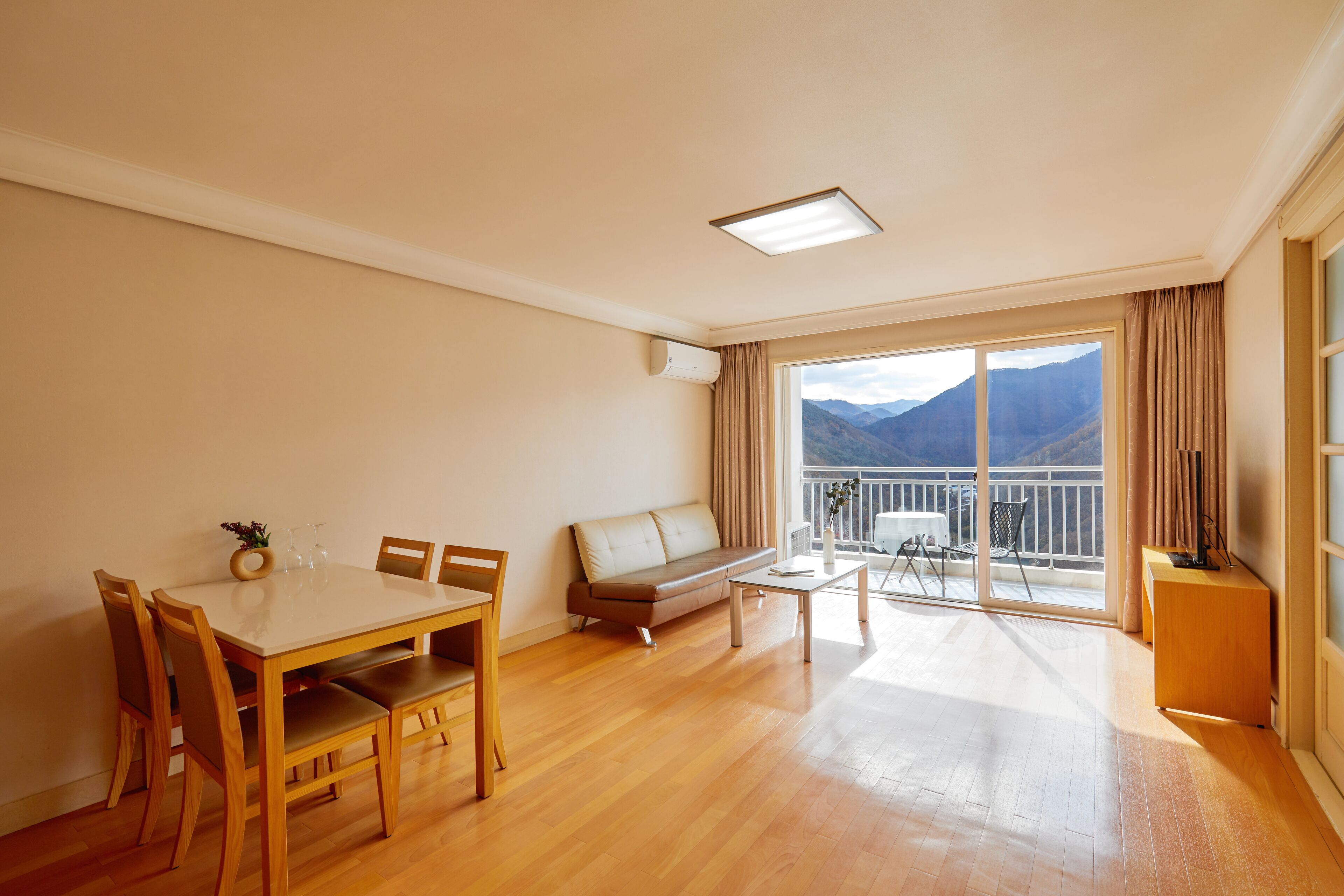 Premium bedding, blackout drapes, free WiFi, bed sheets