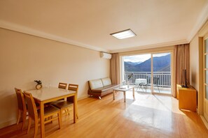 Premium bedding, blackout drapes, free WiFi, bed sheets - Sono Belle Danyang (Danyang)