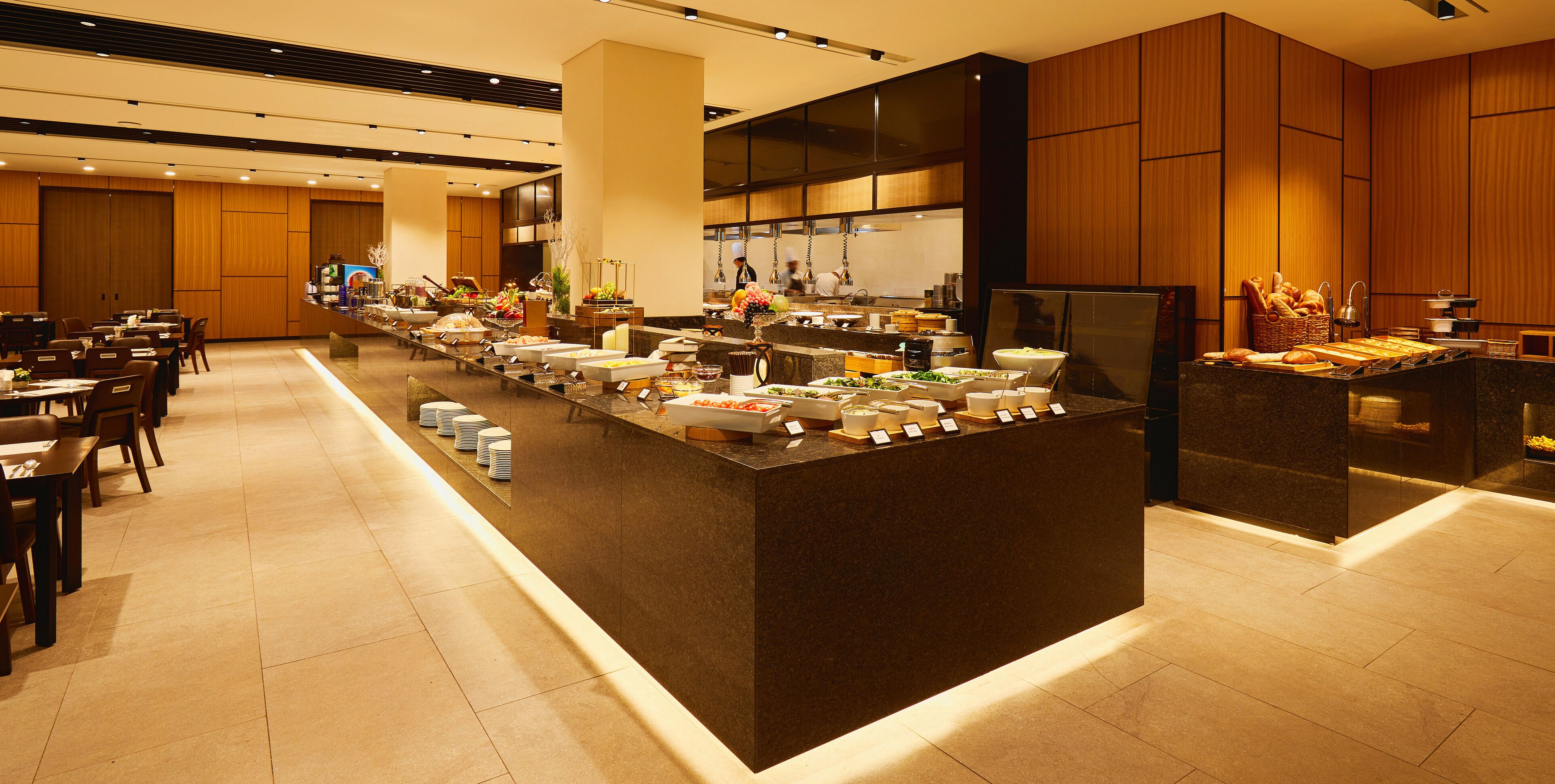 2 restaurants, breakfast served, American cuisine