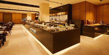 2 restaurantes, se sirve desayuno, cocina americana 