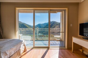 Premium bedding, blackout drapes, free WiFi, bed sheets - Sono Belle Danyang (Danyang)