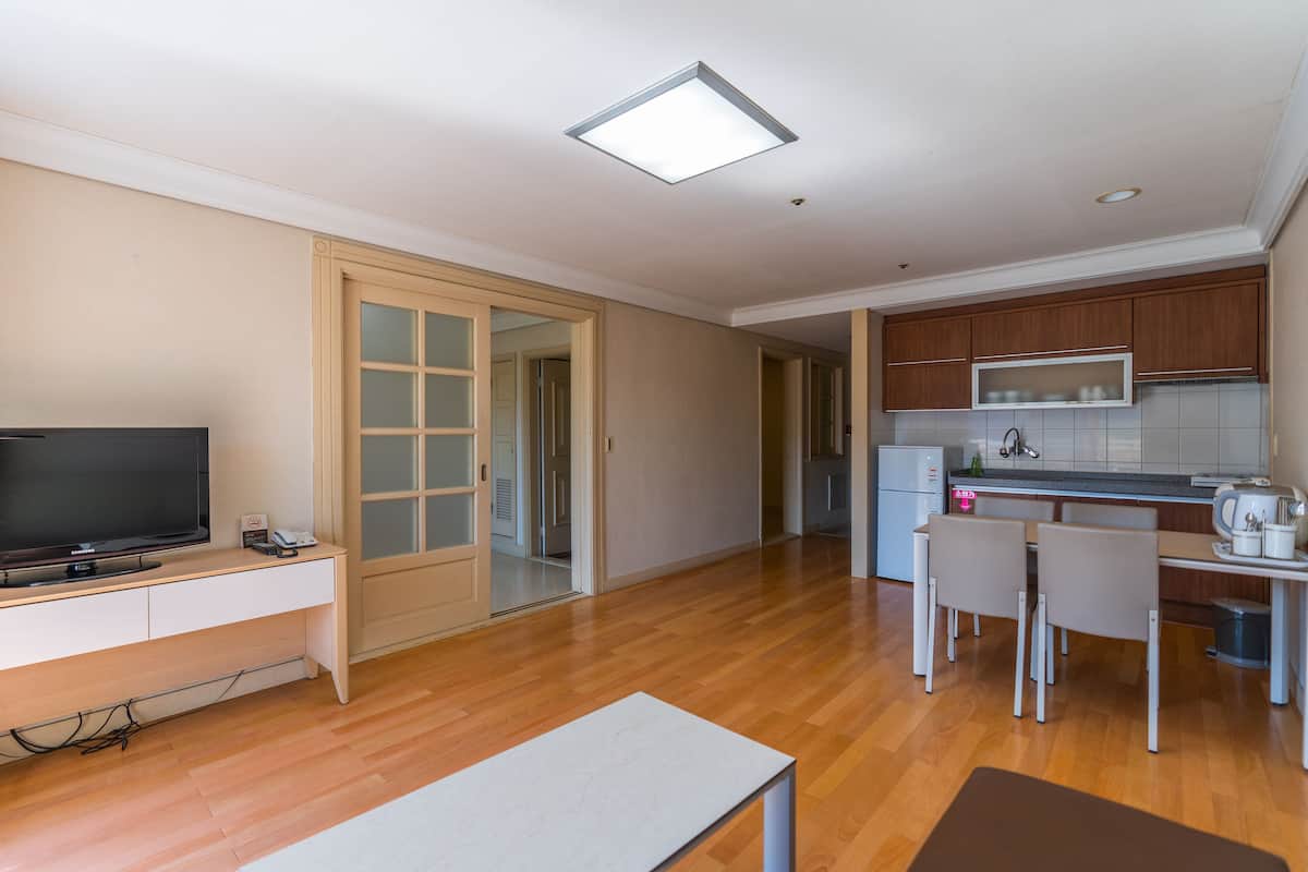 Un appartement moderne comprenant un espace de vie, un coin repas et une cuisine.