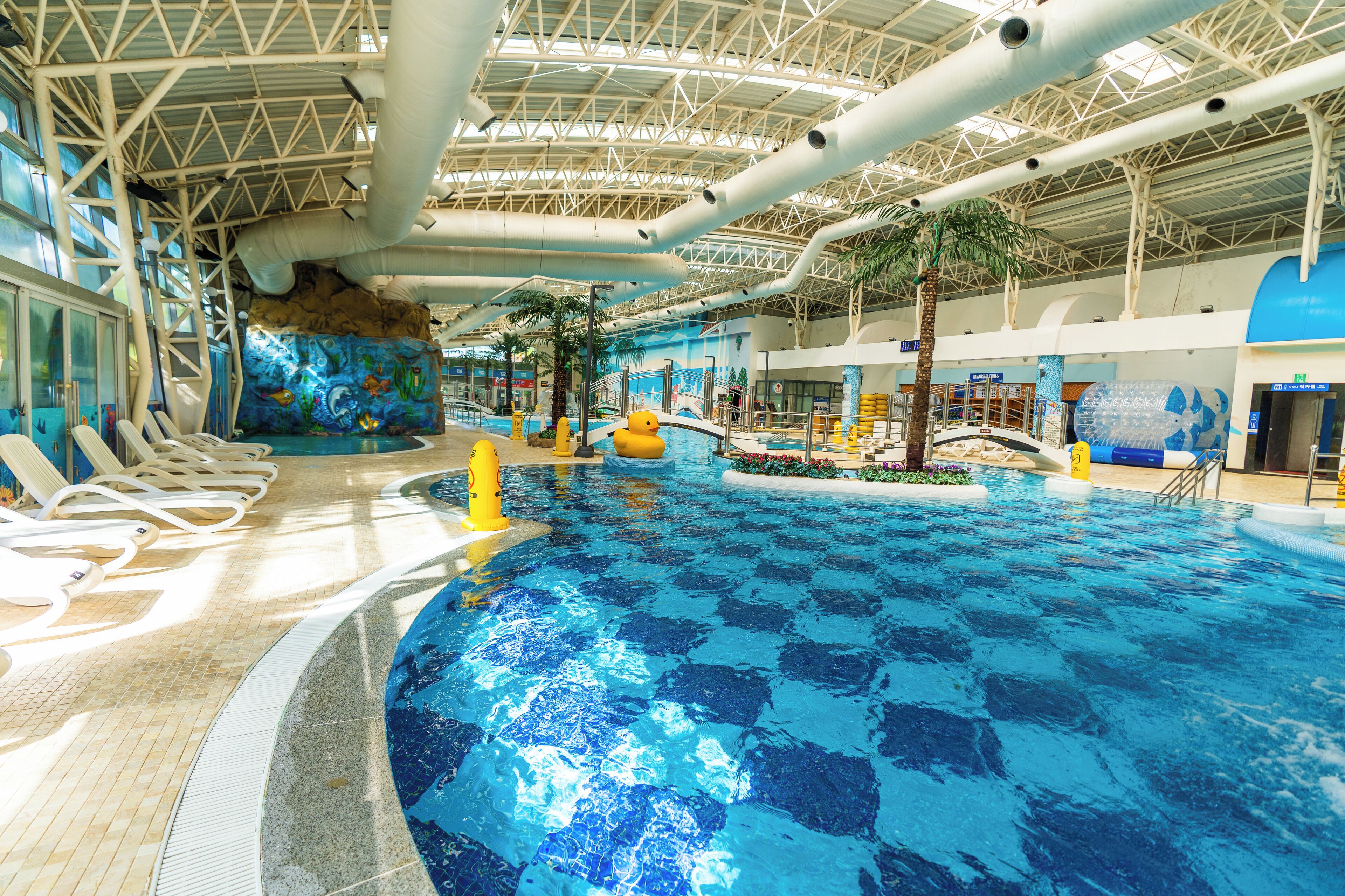 Premium bedding, blackout drapes, free WiFi, bed sheets