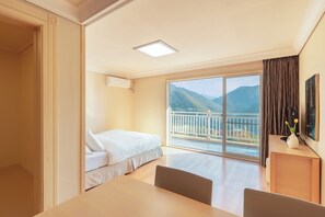[WEST] Family (Kitchen/Lake View/Bed)-Bed Type Randomly Assigned | Premium bedding, blackout drapes, free WiFi, bed sheets - Sono Belle Danyang (Danyang)