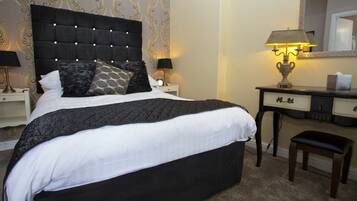 Double Room, Ensuite | Desk, bed sheets