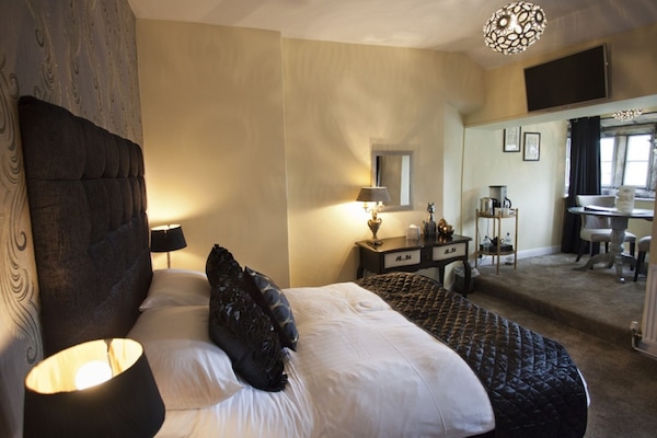 Double Room, Ensuite | Desk, bed sheets