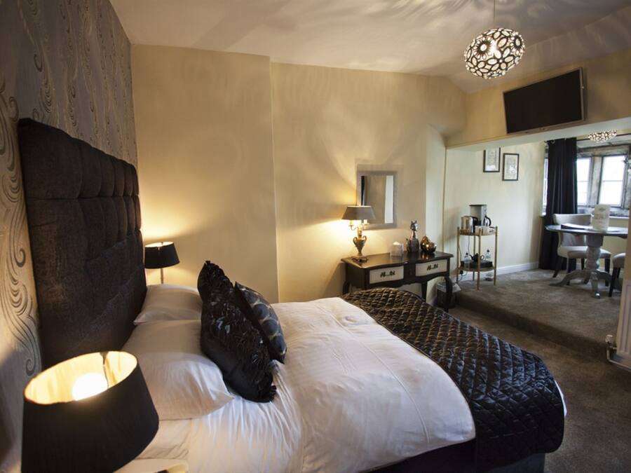 Double Room, Ensuite | Desk, bed sheets