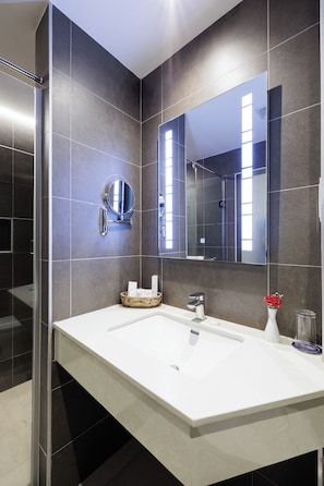 Quarto casal luxo, 1 cama Queen, vista para a cidade | Banheiro | Chuveiro, chuveiro com efeito de chuva, produtos de toalete grátis