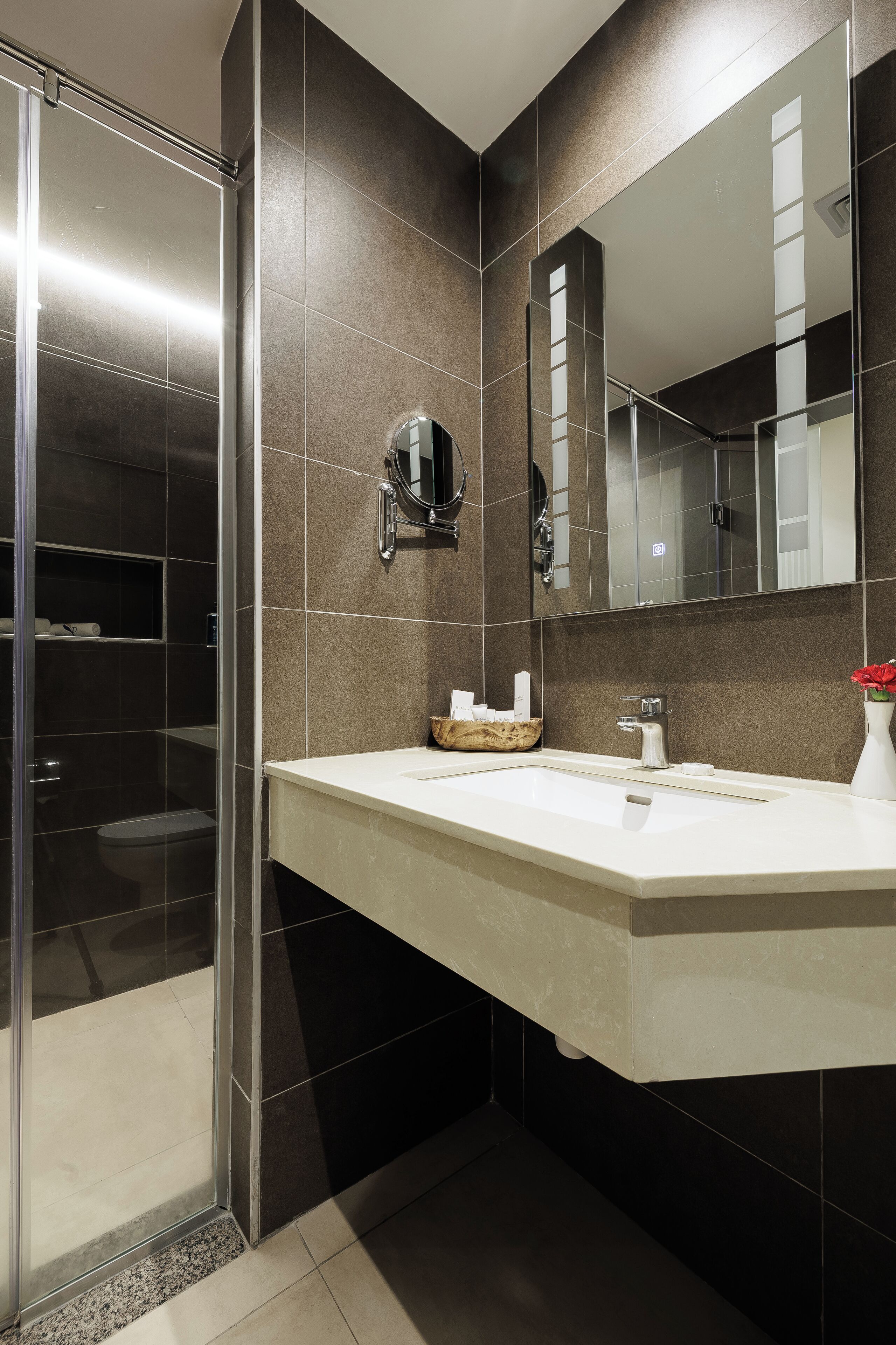 Habitació doble Deluxe, 1 llit de matrimoni, vistes a la ciutat | Bany | Dutxa, capçal de dutxa tipus cascada i articles de tocador gratuïts 