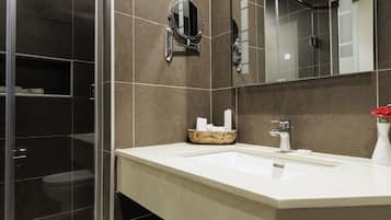 Deluxe Double Room, 1 Queen Bed, City View | Bathroom | Shower, rainfall showerhead, free toiletries, hair dryer
