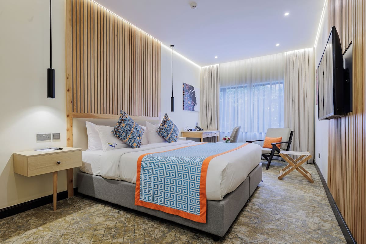 Deluxe tweepersoonskamer, 1 queensize bed, uitzicht op stad | Luxe beddengoed, bedden met traagschuimmatras, een minibar