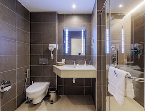 Deluxe Double Room, 1 Queen Bed, City View | Bathroom