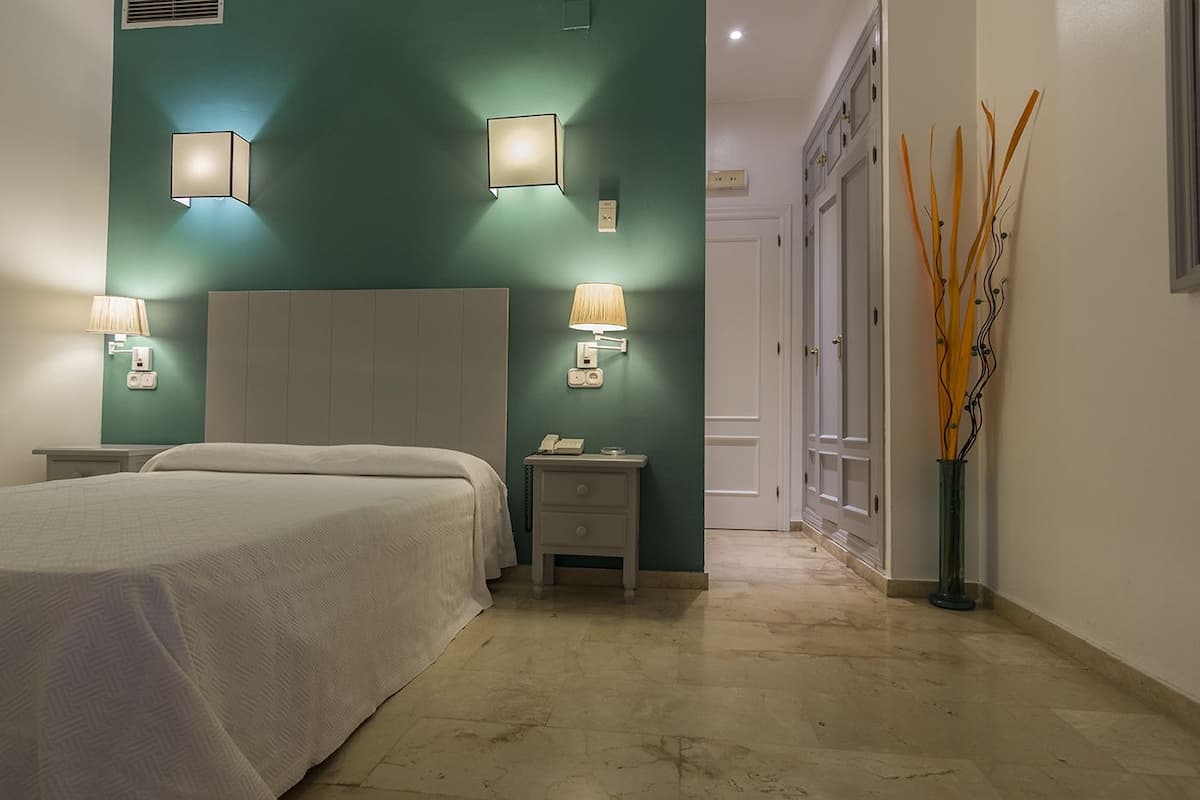 Camera con letto matrimoniale o 2 letti singoli | Una scrivania, culle/letti per bambini (gratuiti)